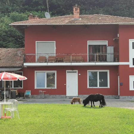 The Horse Hotel Pogno Exterior photo